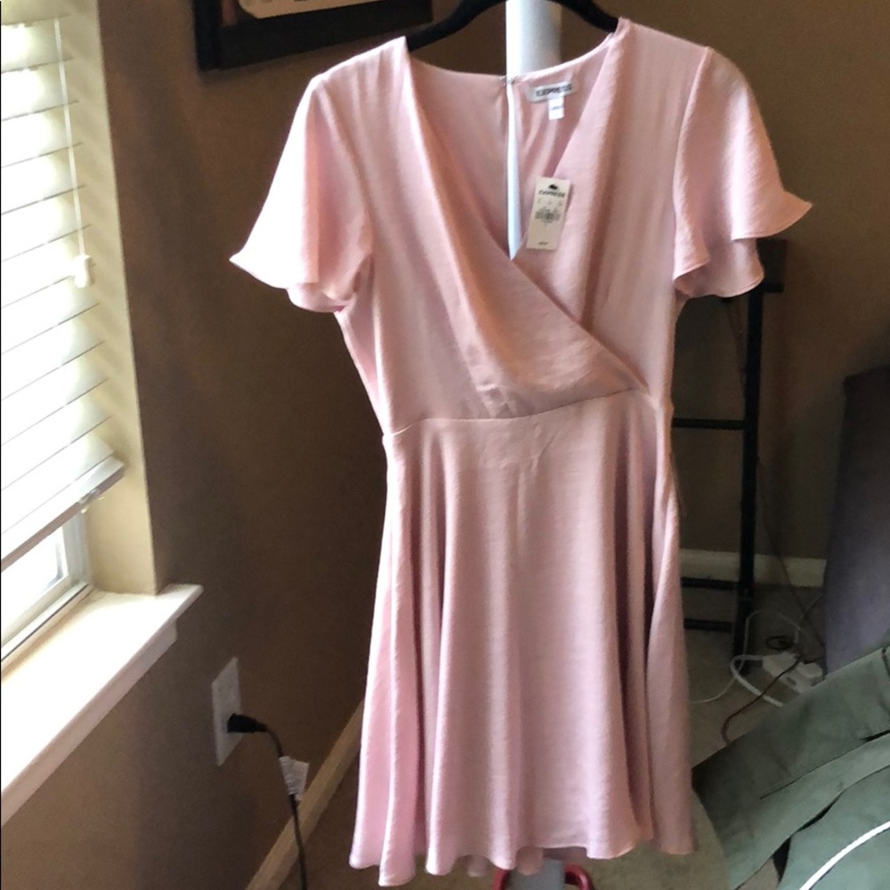 Cute light pink dress!